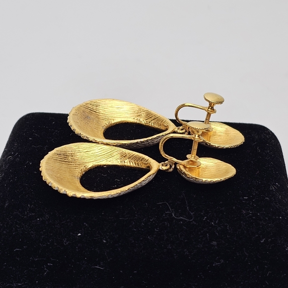 Vintage Screwback Gold Tone White Paint Stacked Sea Shell Drop Earrings - Picture 9 of 12